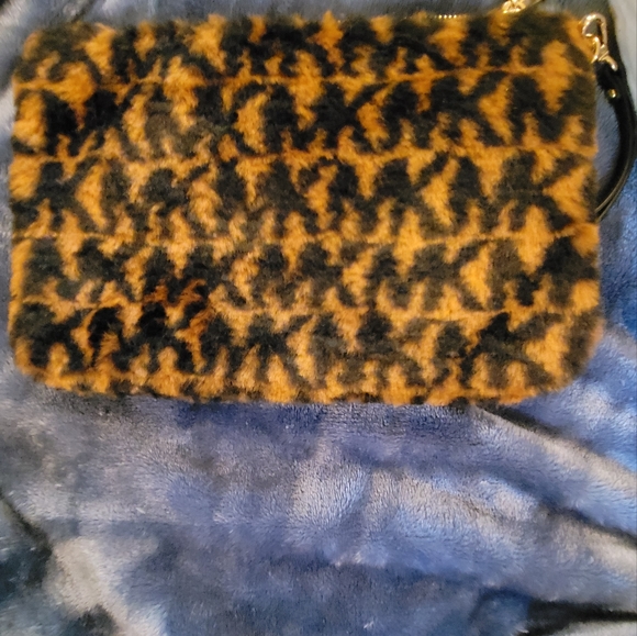 GUC MK FAUX FUR LARGE CLUTCH - Picture 4 of 9